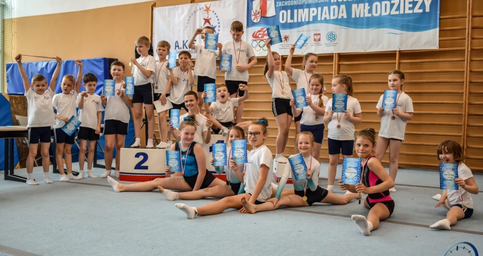 Akrobaci rywalizowali w skokach na trampolinie w ramach Wojewódzkiej Olimpiady Młodzieży