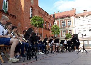 Międzynarodowa orkiestra saksofonowa zagrała przed ratuszem
